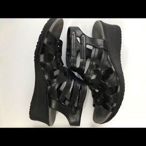 BareTrap Trella Wedges